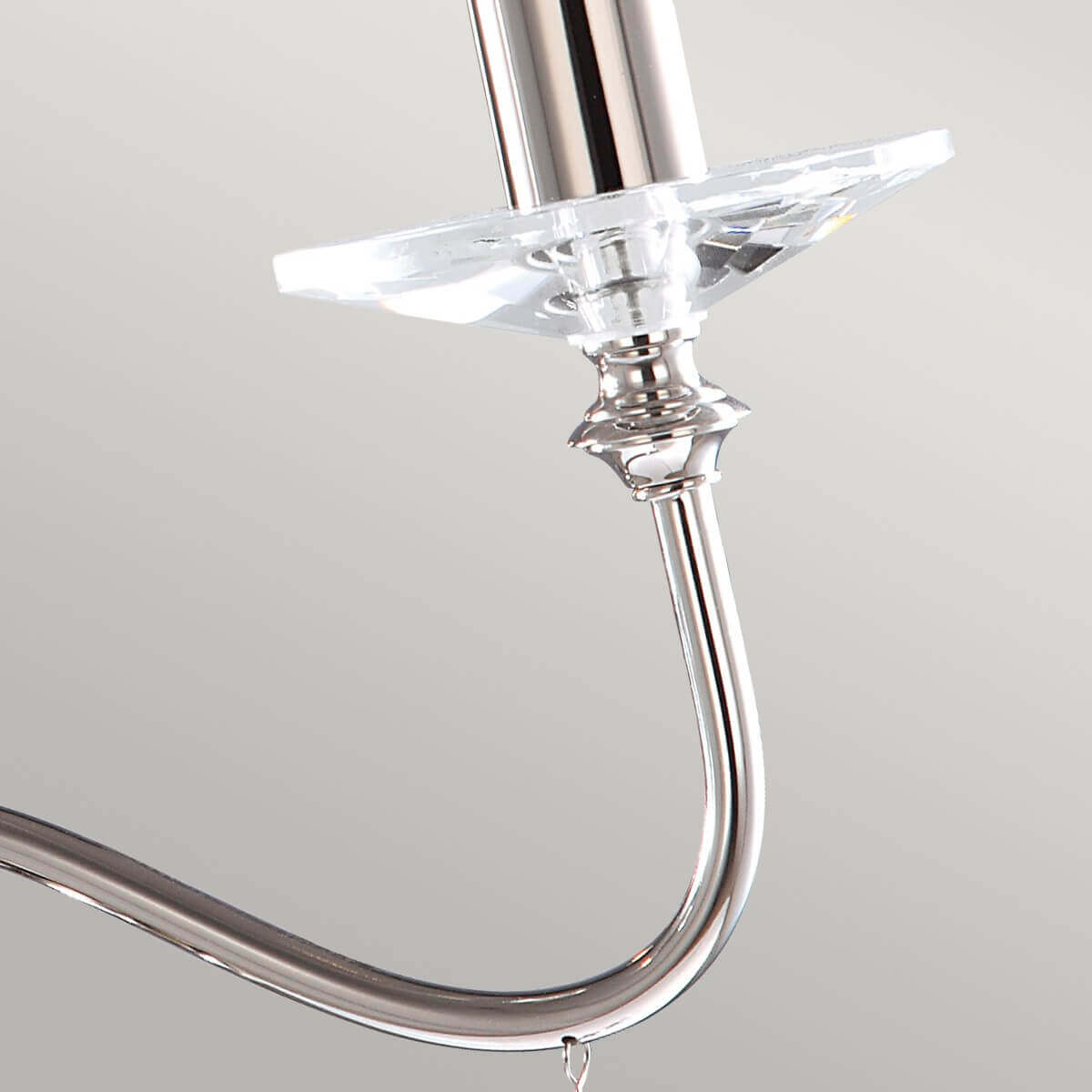 Coupelle en verre taillé et départ du bras courbé en finition nickel