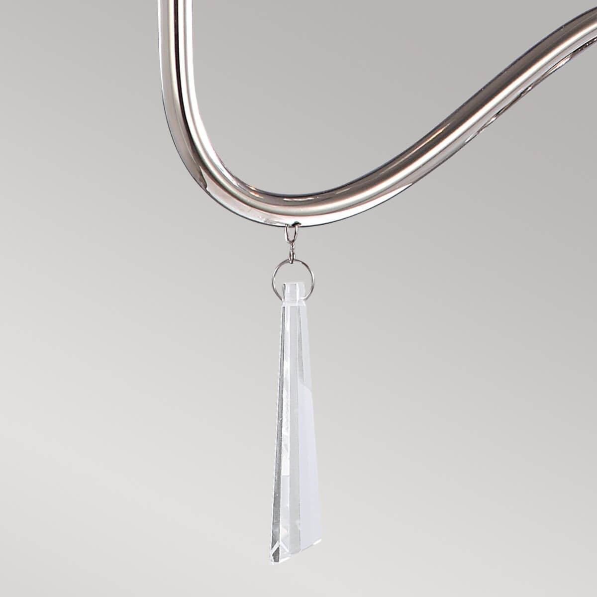 Gros plan du pendentif en verre clair suspendu sous le bras