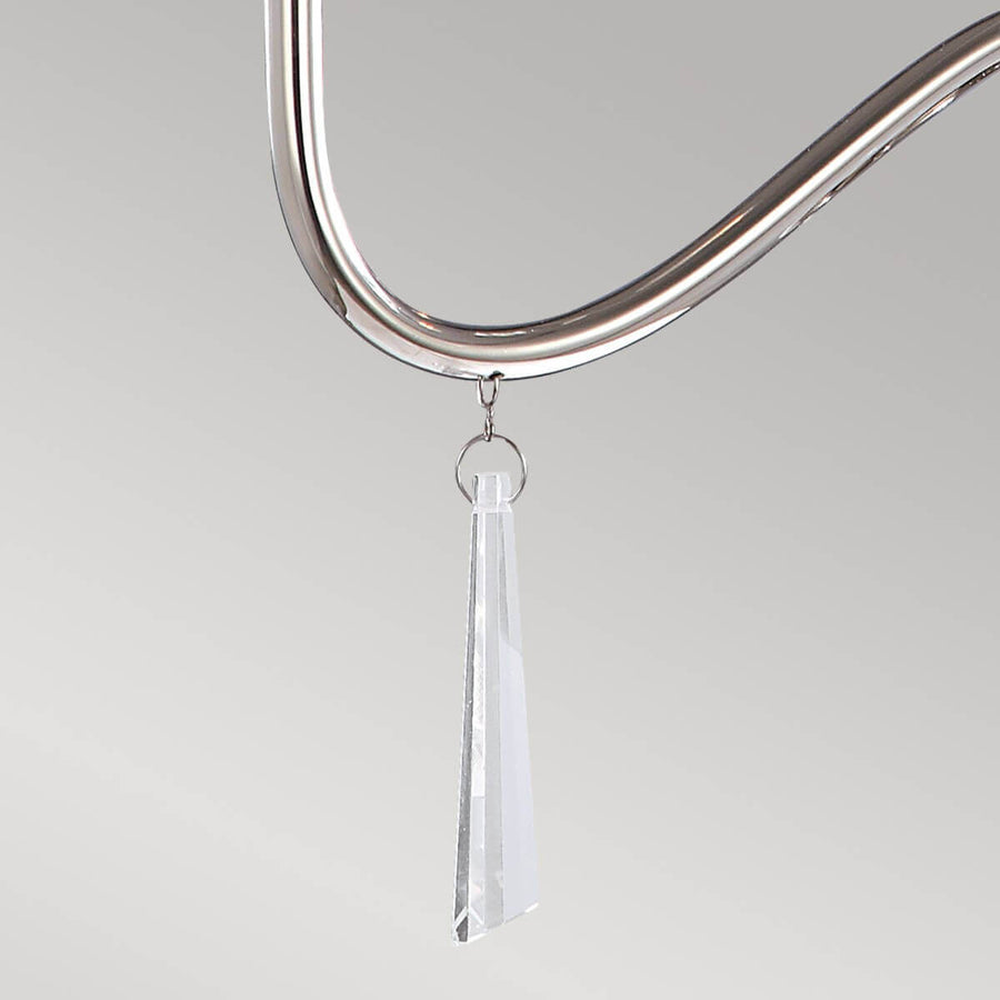 Gros plan du pendentif en verre clair suspendu sous le bras