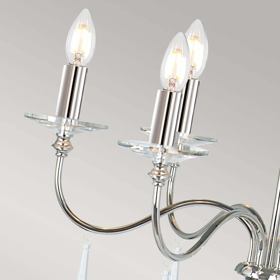 Détail des douilles à bougies et des ampoules flammes allumées sur les bras
