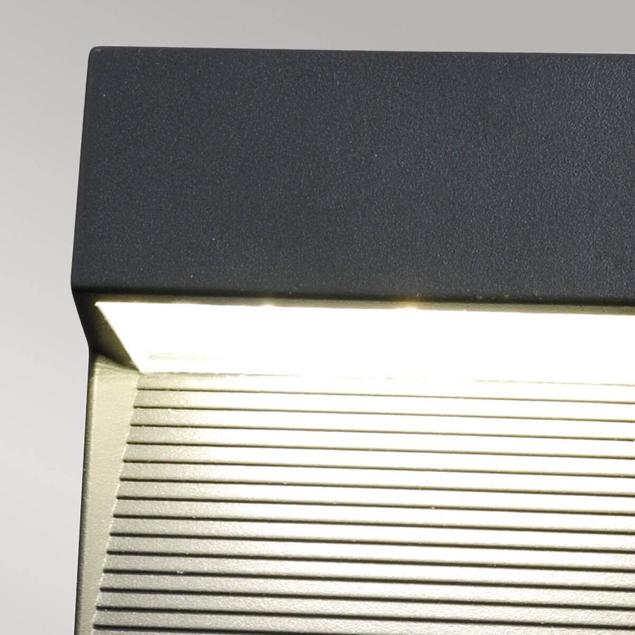 Détail rapproché de la finition anthracite texturée et du bandeau lumineux