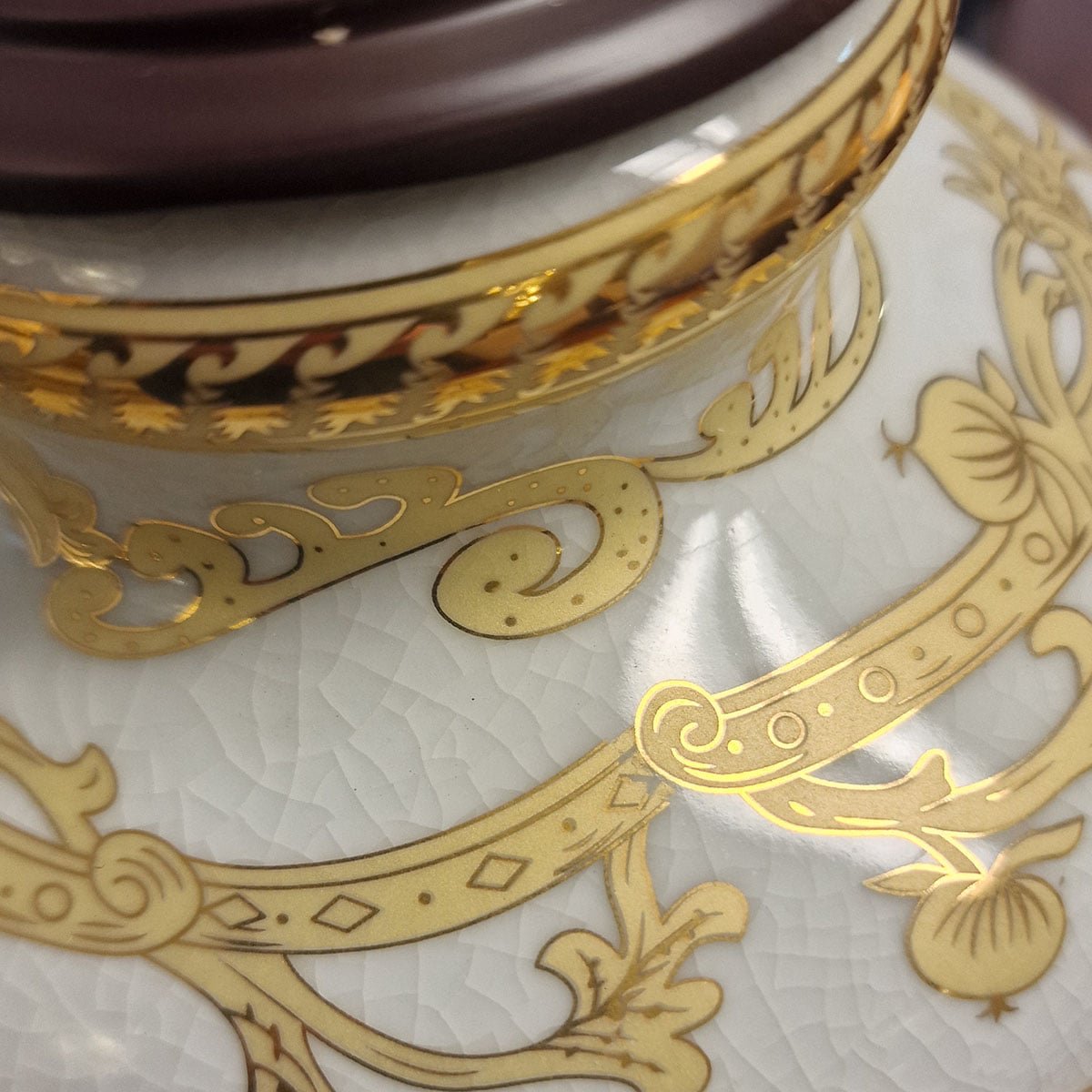 Lampe à poser Made dorée et blanche, porcelaine