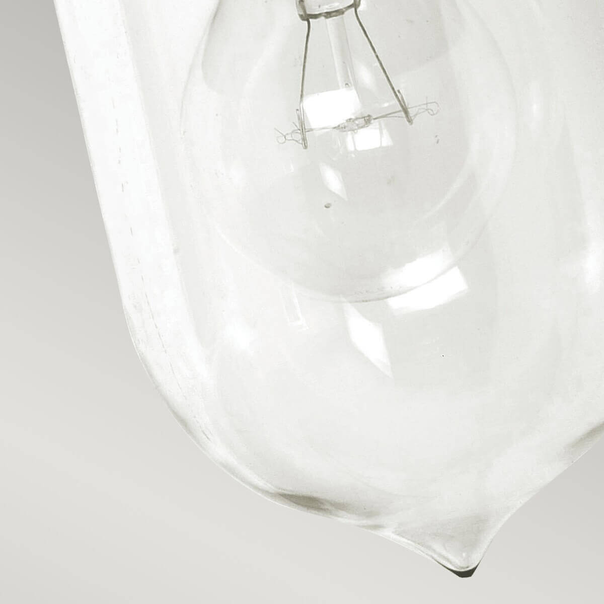 Détail du verre transparent en forme de goutte et de l'ampoule à l'intérieur.