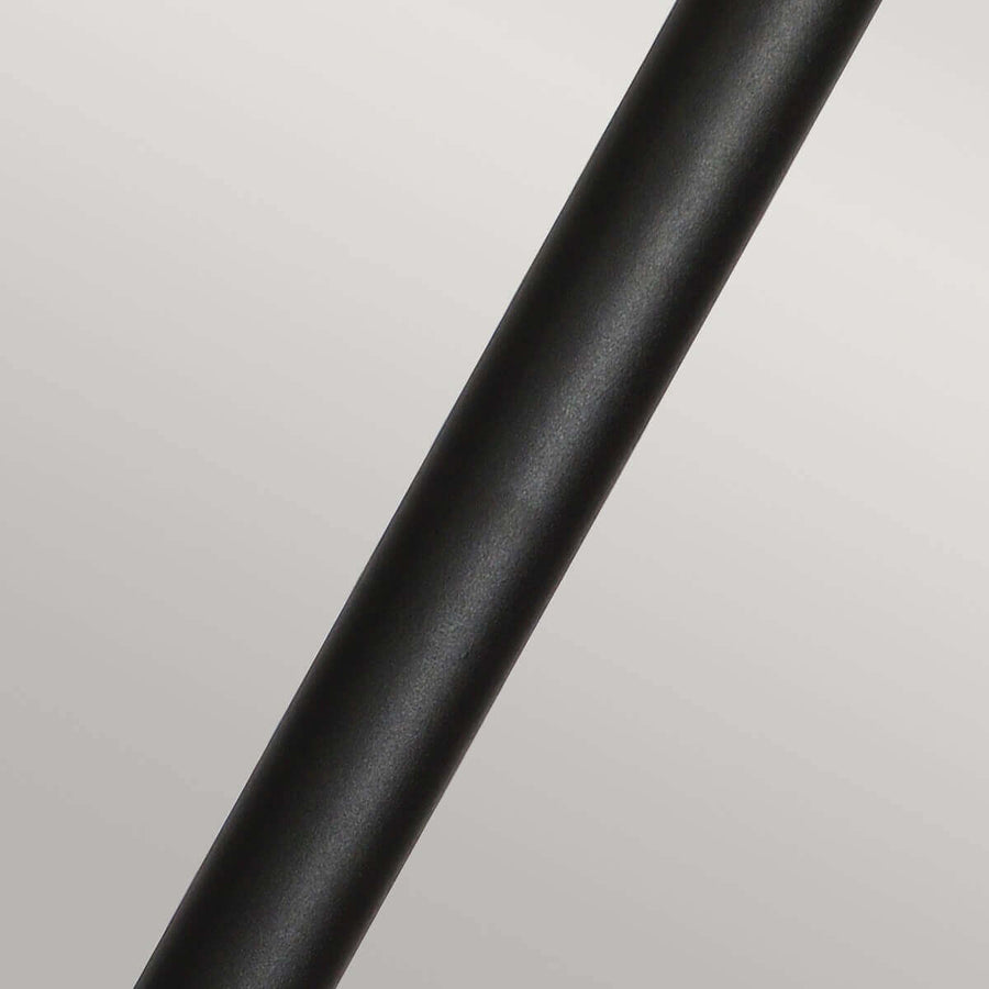 Détail du fût cylindrique noir mat, texture lisse et légèrement granulée.