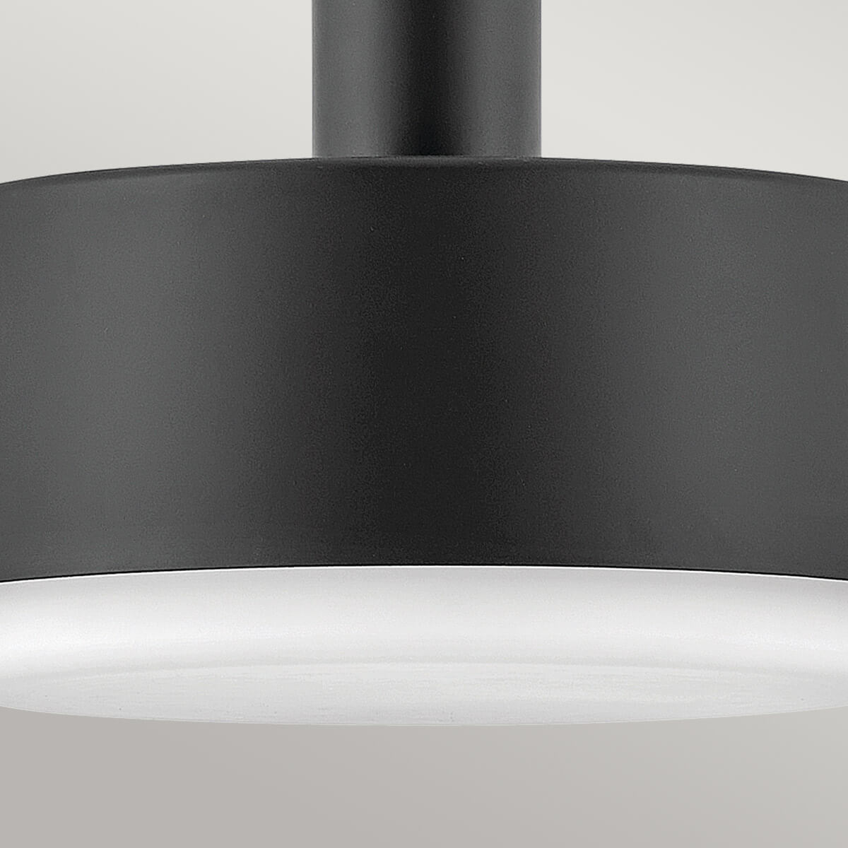 Détail du bas du cylindre noir et du diffuseur opale blanc