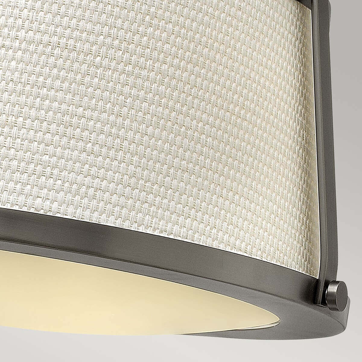 Gros plan sur la texture tissée de l'abat-jour et le diffuseur inférieur