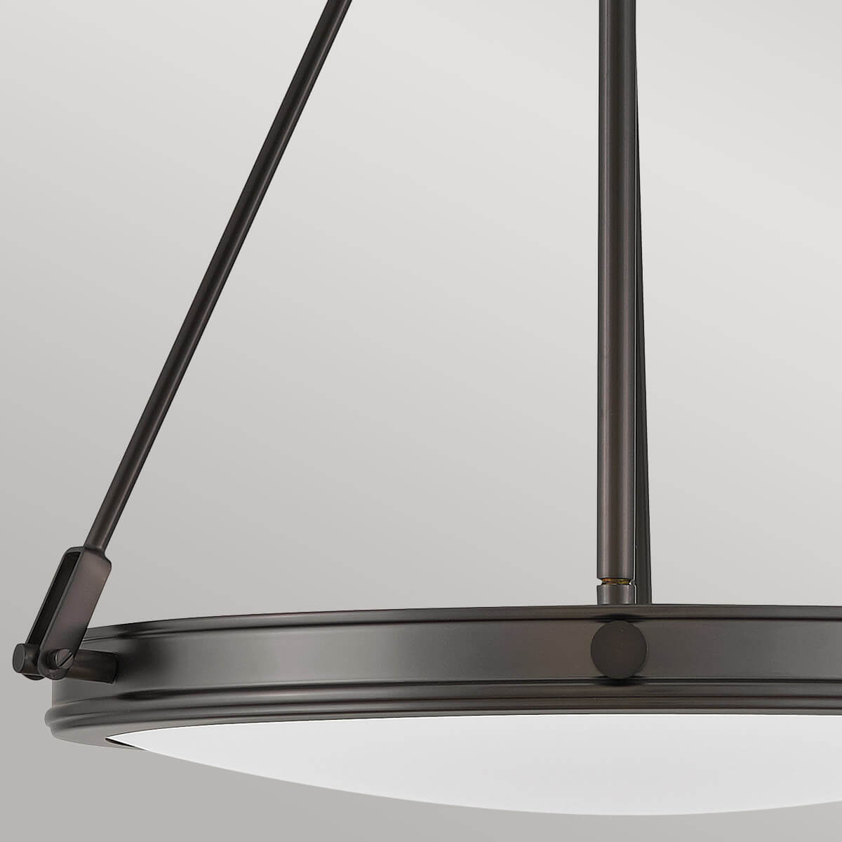 Détail du cercle inférieur et du diffuseur en verre blanc opalin