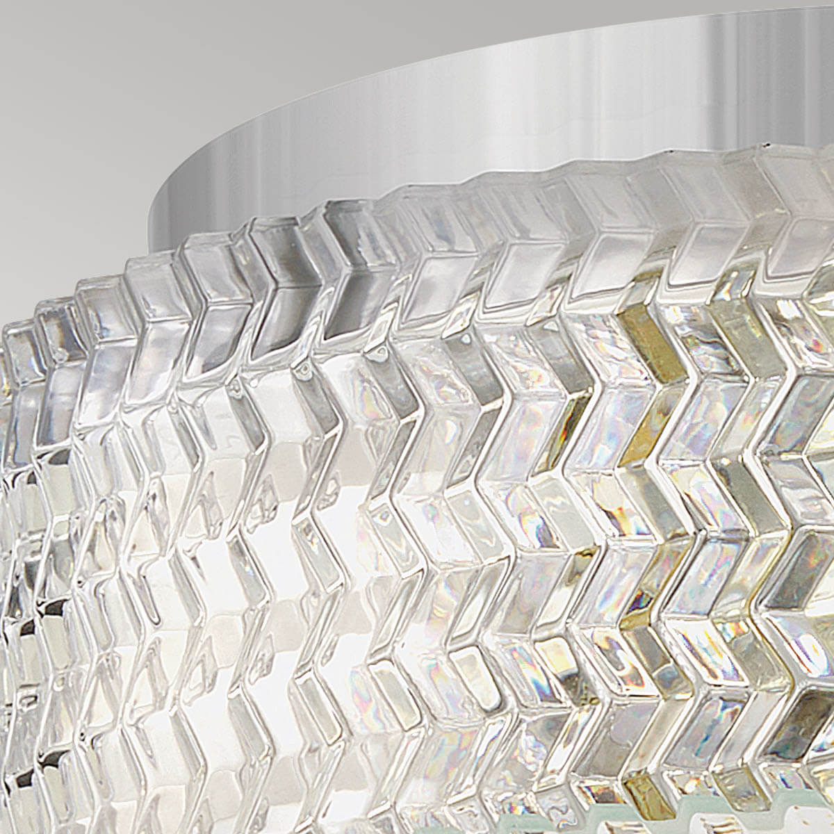 Détail rapproché du verre moulé à motif chevron et reflets irisés