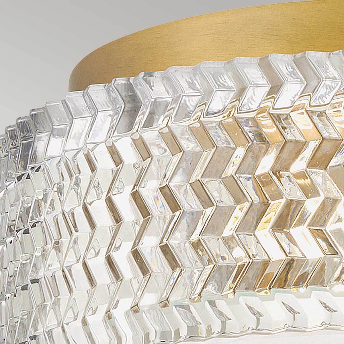 Détail serré de la texture chevron du verre taillé et translucide