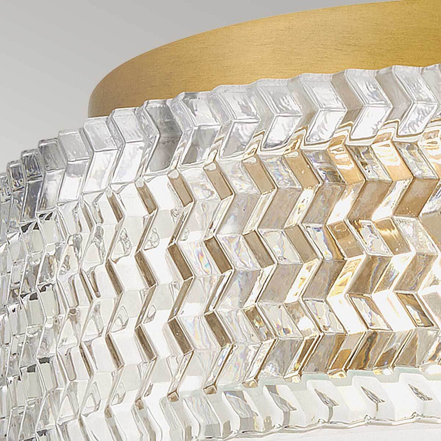 Détail serré de la texture chevron du verre taillé et translucide