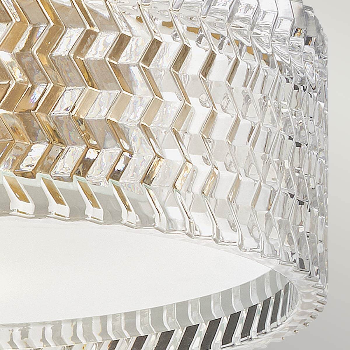 Gros plan de l'angle du verre ciselé et du diffuseur blanc inférieur