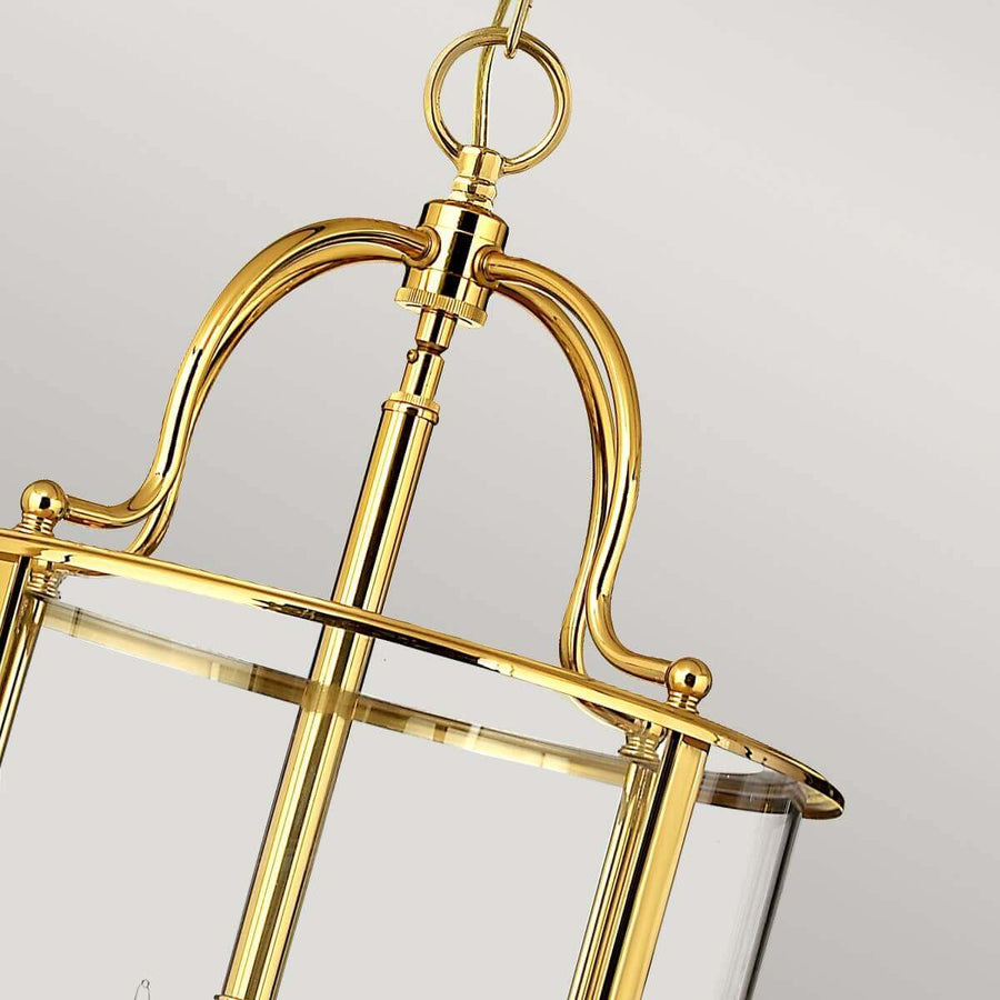 Gros plan sur l’arche supérieure et le cercle qui maintient le verre.