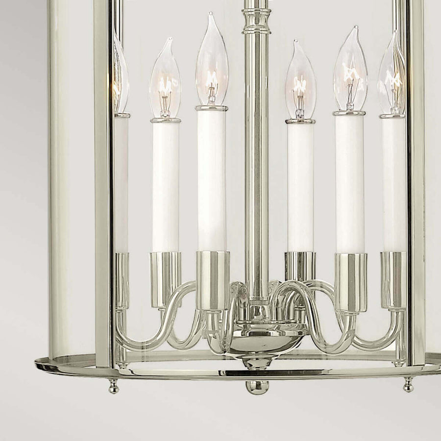 Détail des six bougies style chandelle à l'intérieur du cylindre de verre