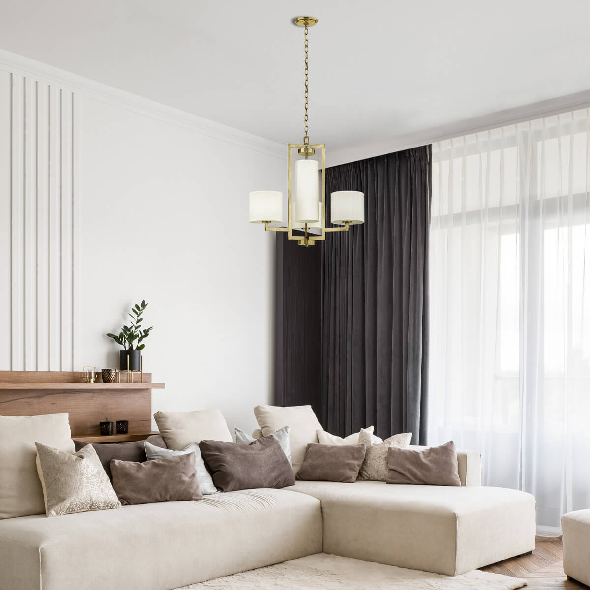 Mise en ambiance du lustre suspendu dans un salon contemporain avec canapé beige.