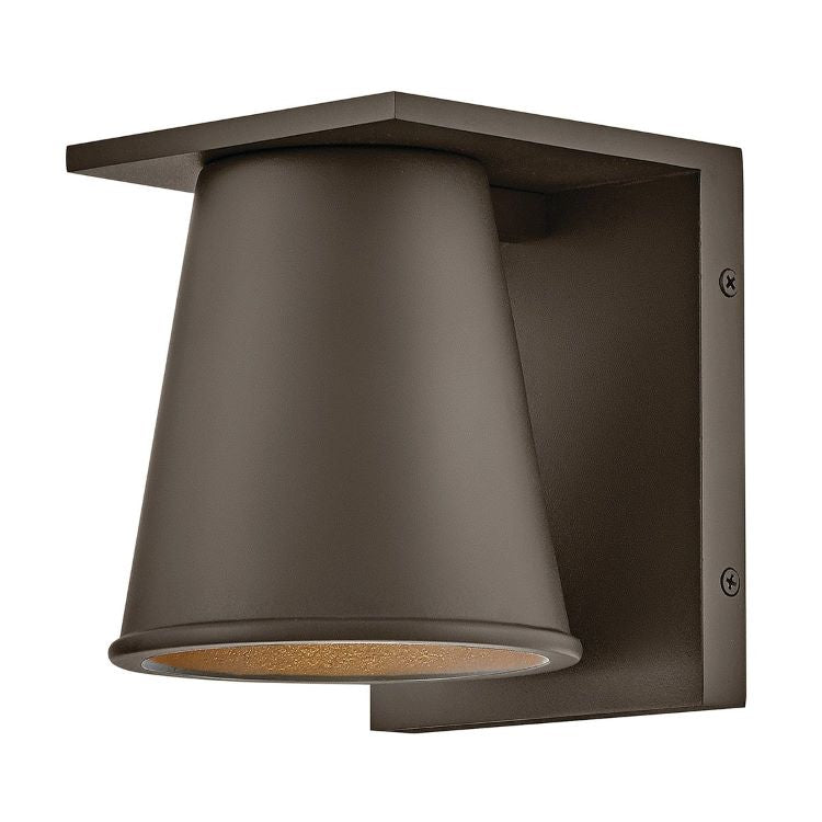 Vue trois quarts de l'applique murale bronze avec abat-jour conique et verre en bas