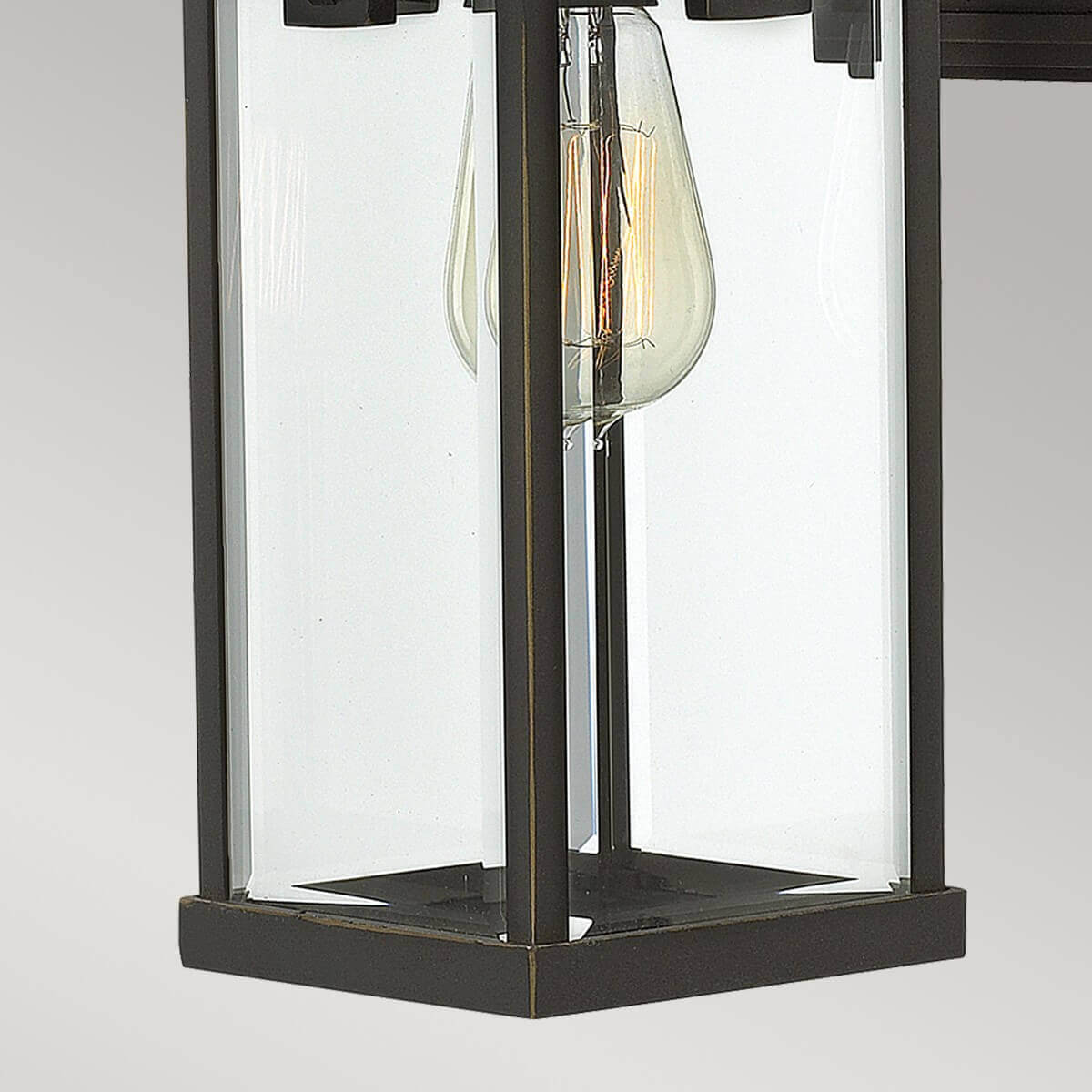 Vue rapprochée du bas de lanterne, verre clair et ampoule à filament