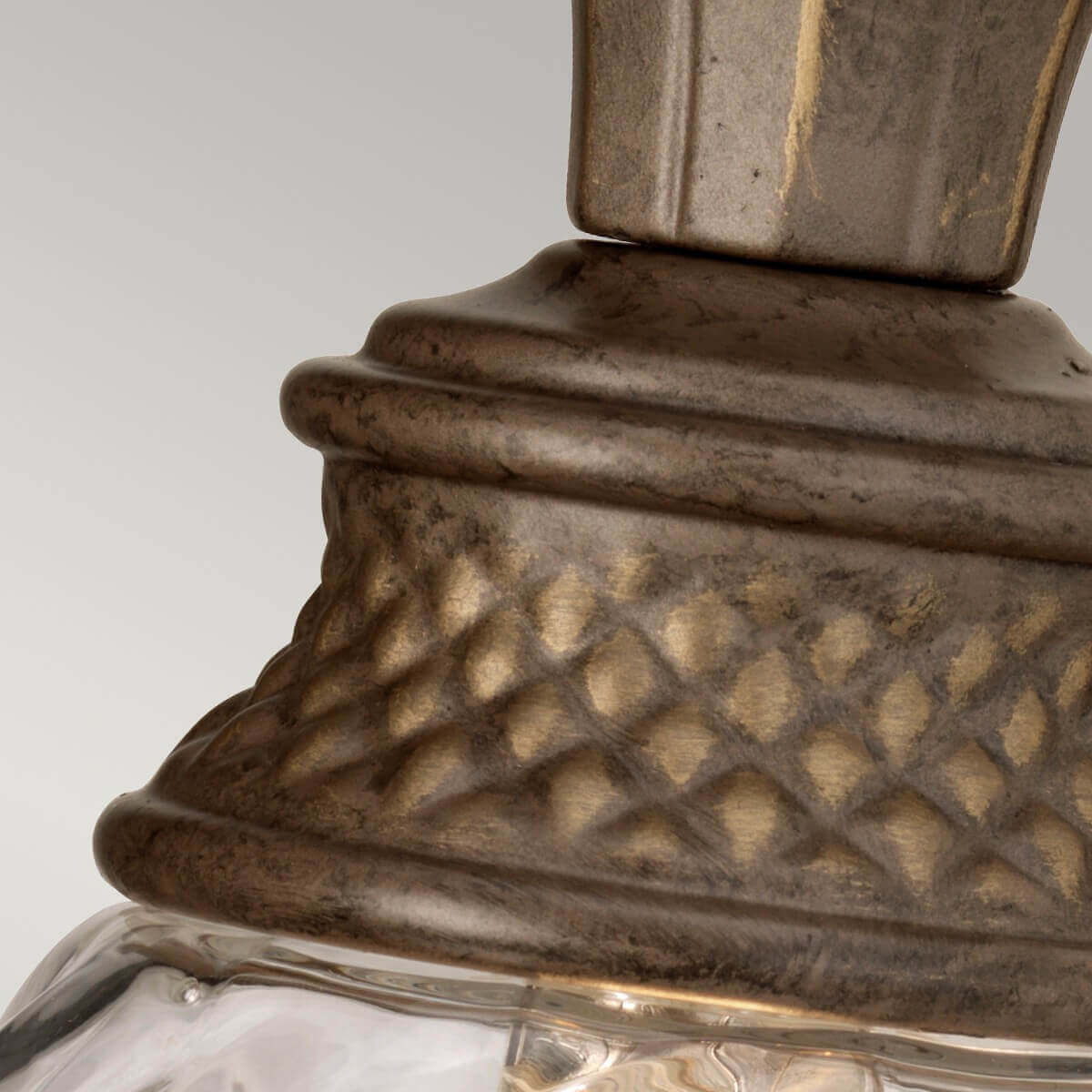 Détail du col en bronze patiné orné d'un motif de losanges tressés