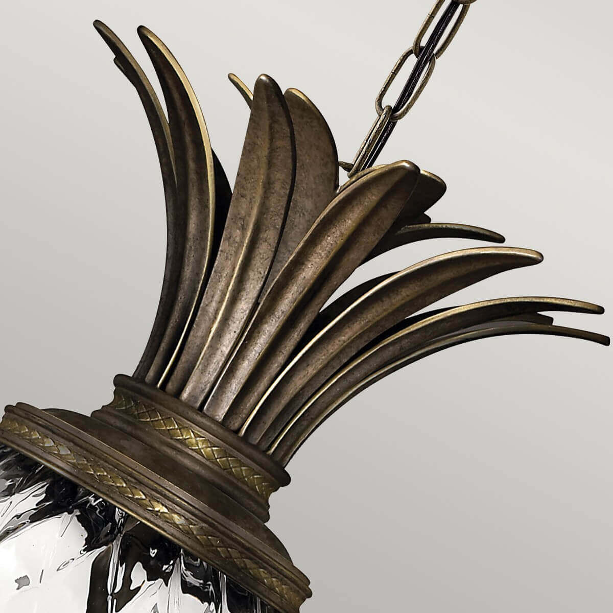 Détail des longues feuilles recourbées en métal bronze formant la couronne supérieure