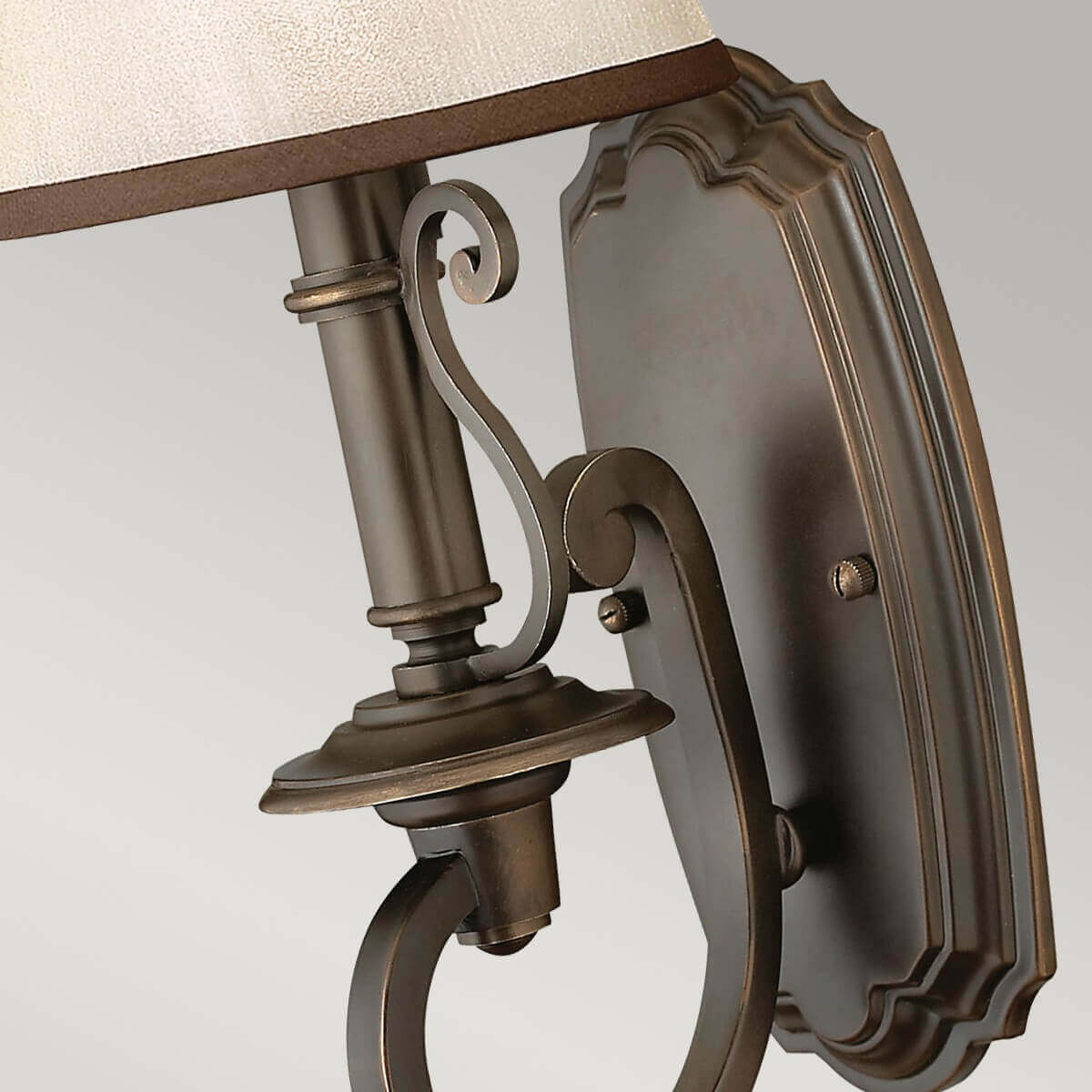Détail du bras en métal bronze et de la platine arrière festonnée