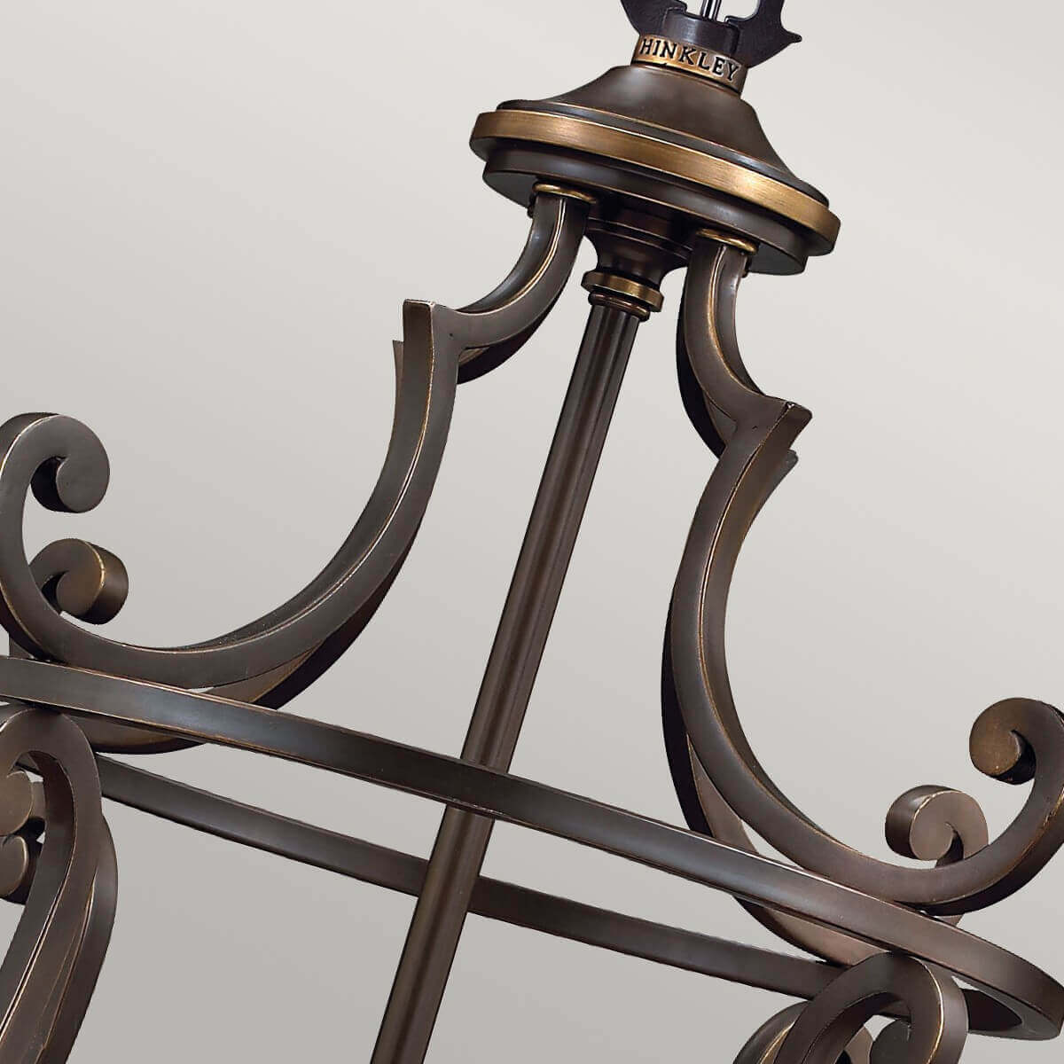Détail des volutes et de la structure en fer forgé bronze patiné.