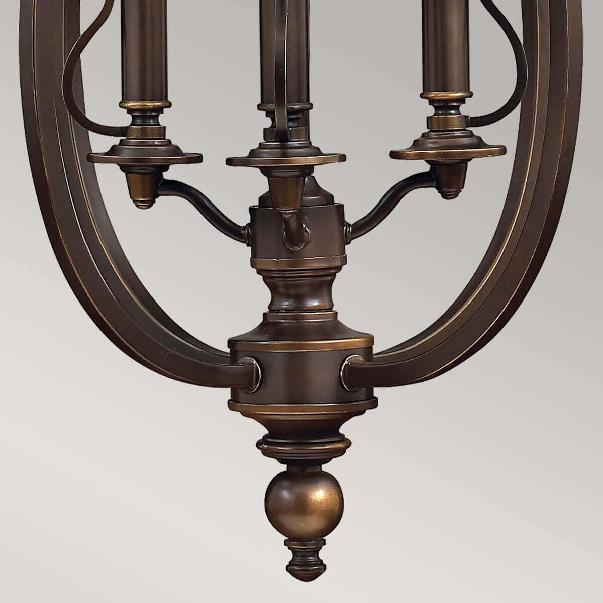 Détail du bas du luminaire avec sphère décorative et collerette.