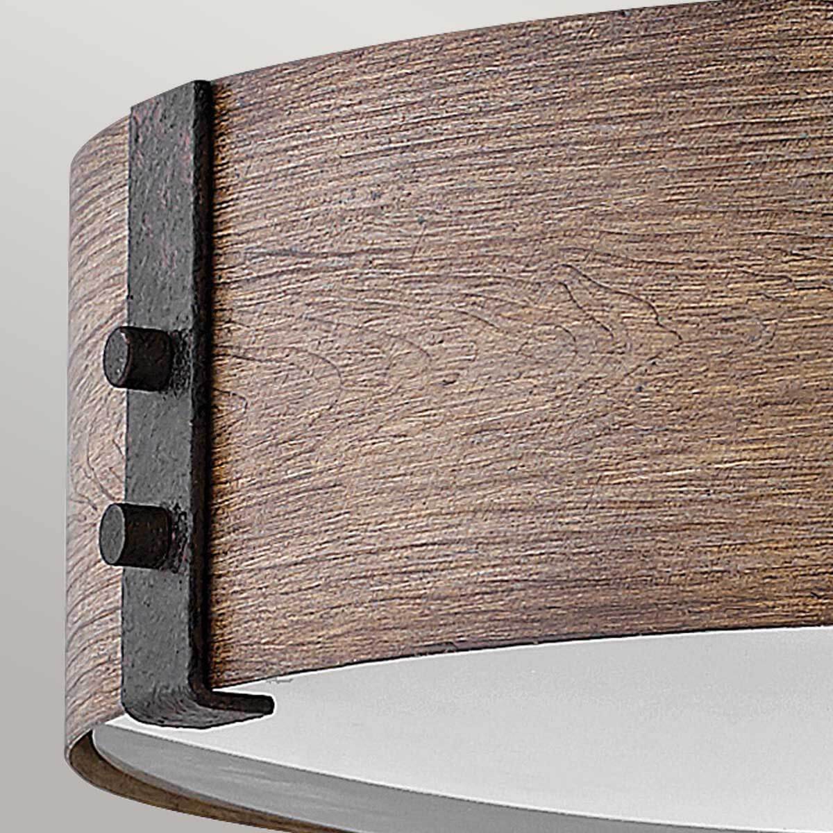 Détail du cerclage métallique sombre avec deux rivets sur le bois