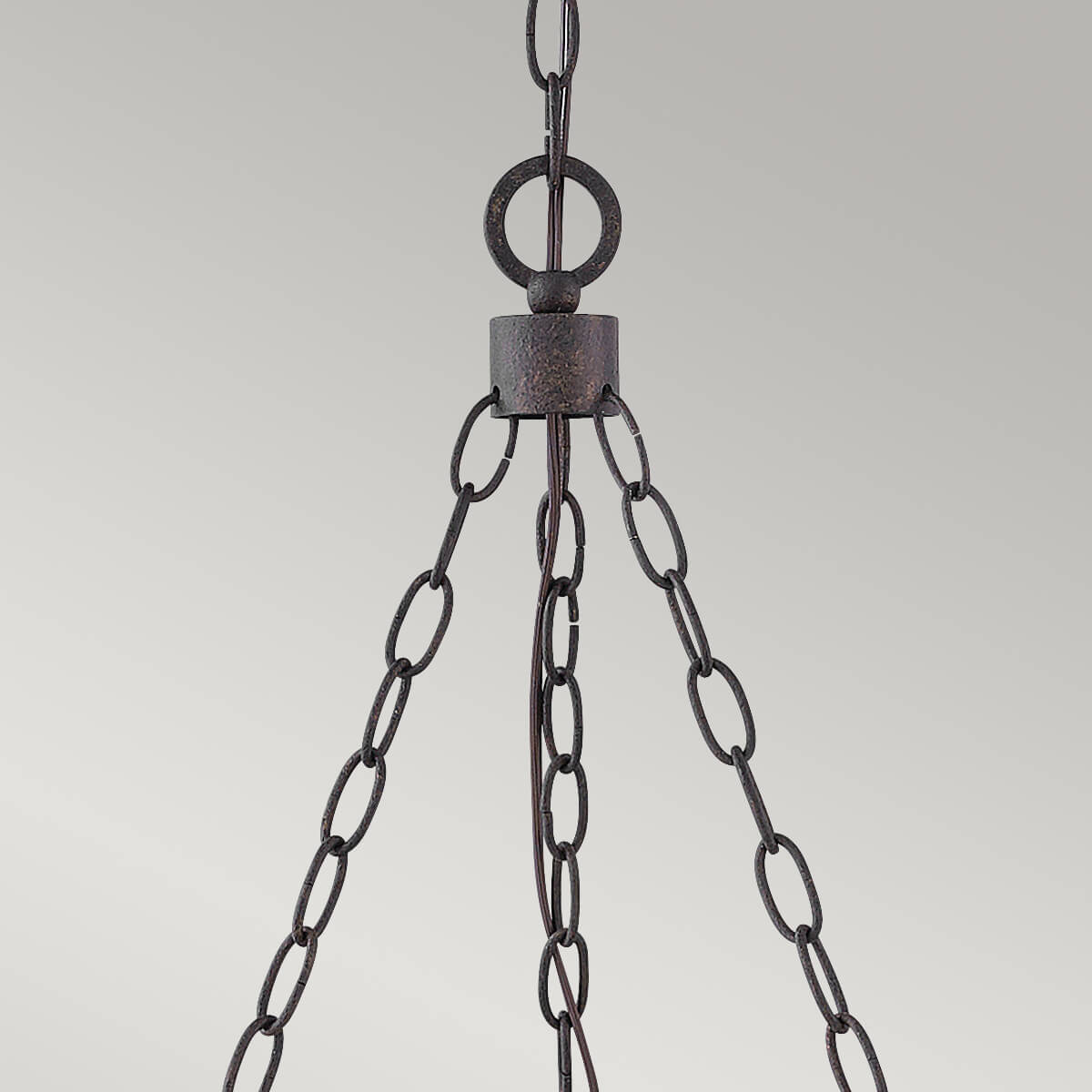 Détail du moyeu central et des chaînes de suspension en métal brut.