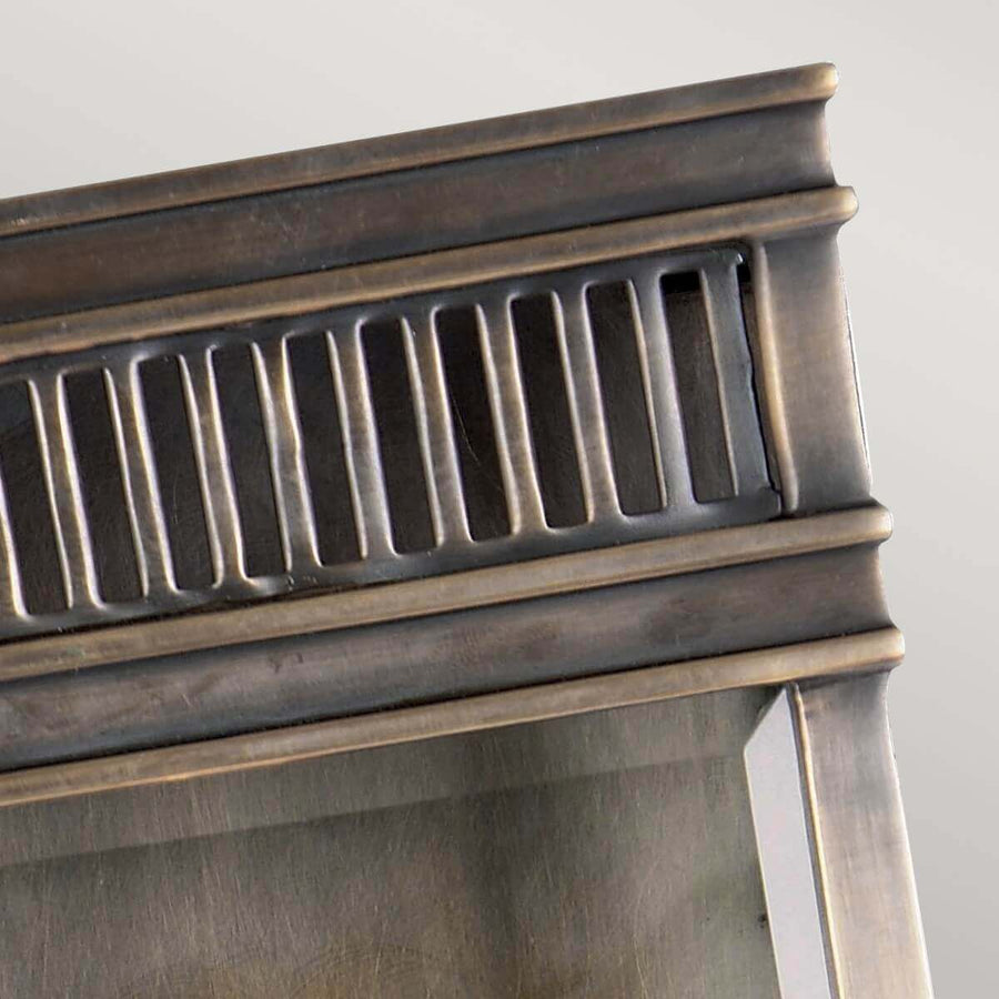 Détail du haut de l'applique montrant la grille ajourée en bronze brossé