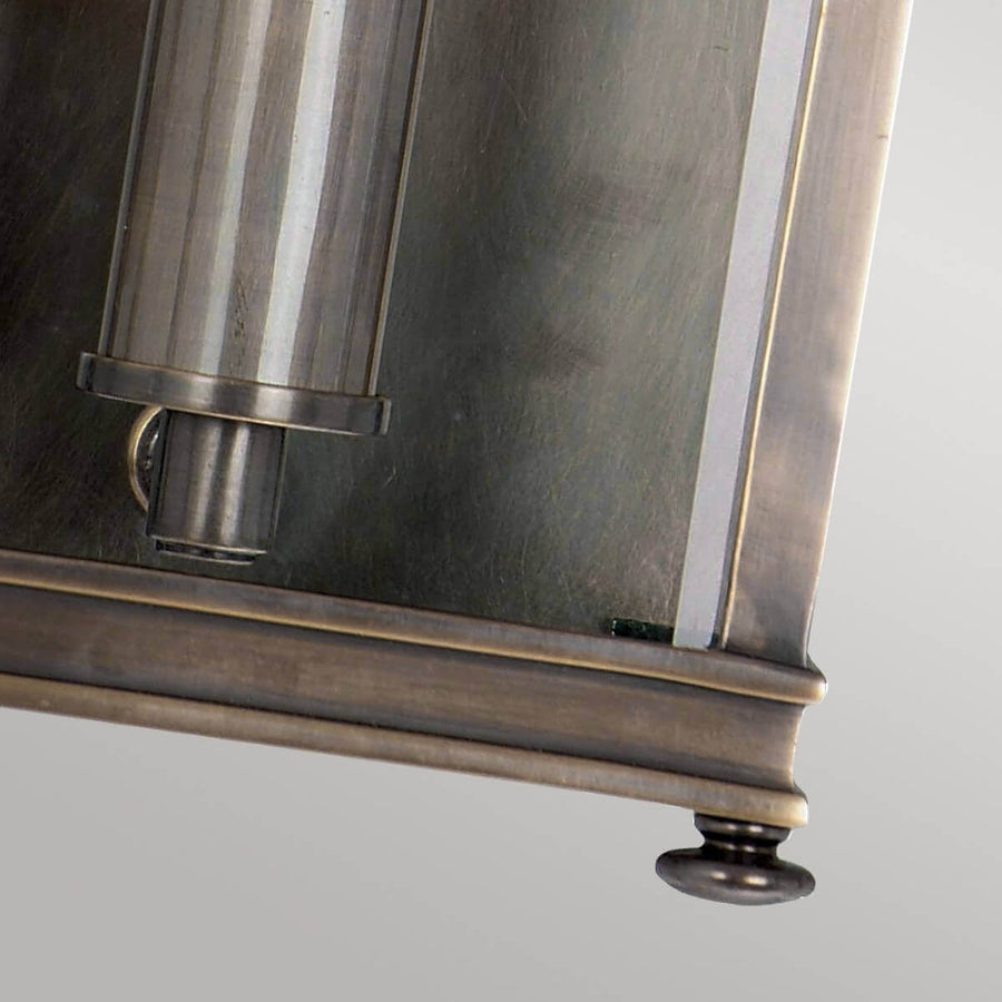 Gros plan sur la douille et le pied cylindrique en métal bronze