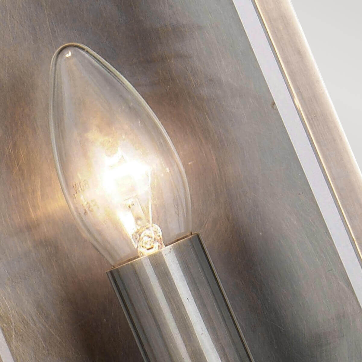 Détail de l'ampoule à flamme allumée dans son logement en verre