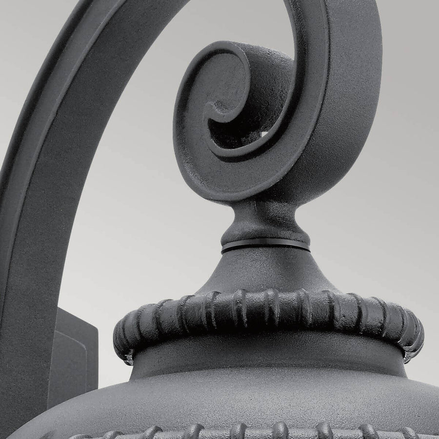 Détail du spiral en haut du bras courbe et des moulures côtelées noires