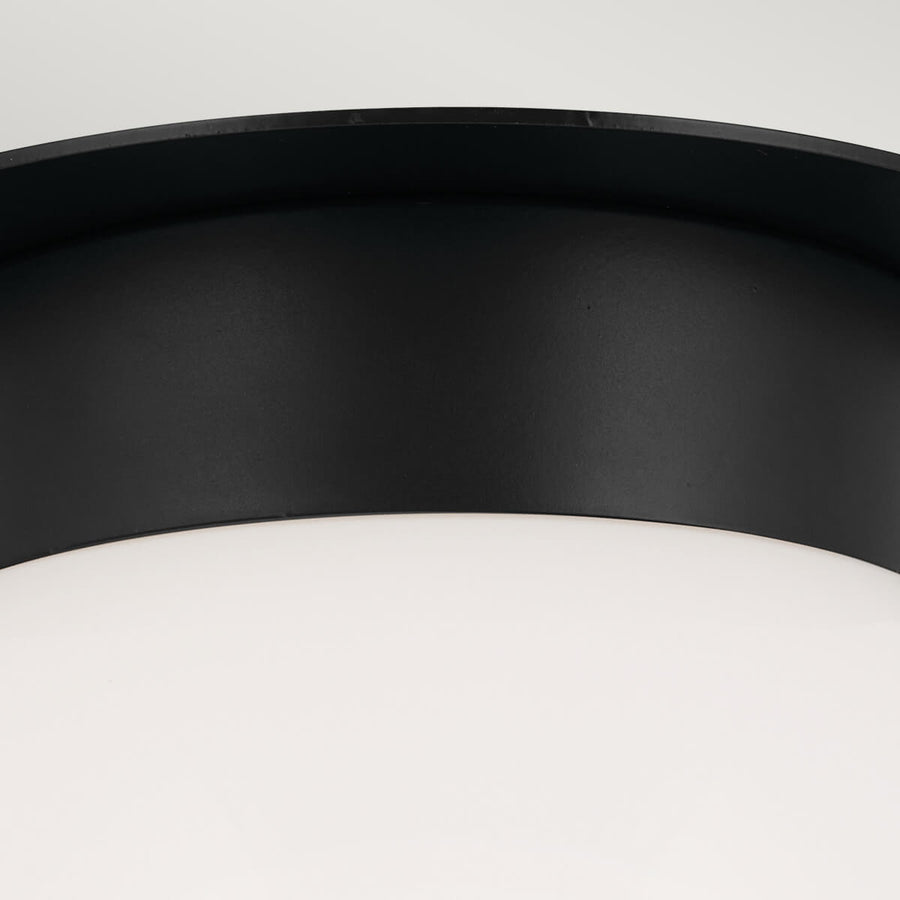 Détail de l'assemblage entre la platine noire et la calotte en verre blanc.