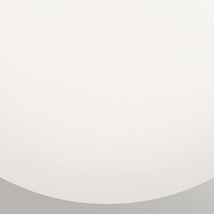 Détail du verre opalin blanc, surface lisse et légèrement translucide
