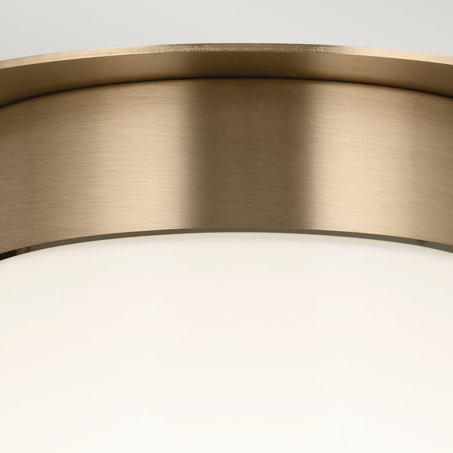 Vue rapprochée de la bague en métal bronze fixée sur le verre blanc