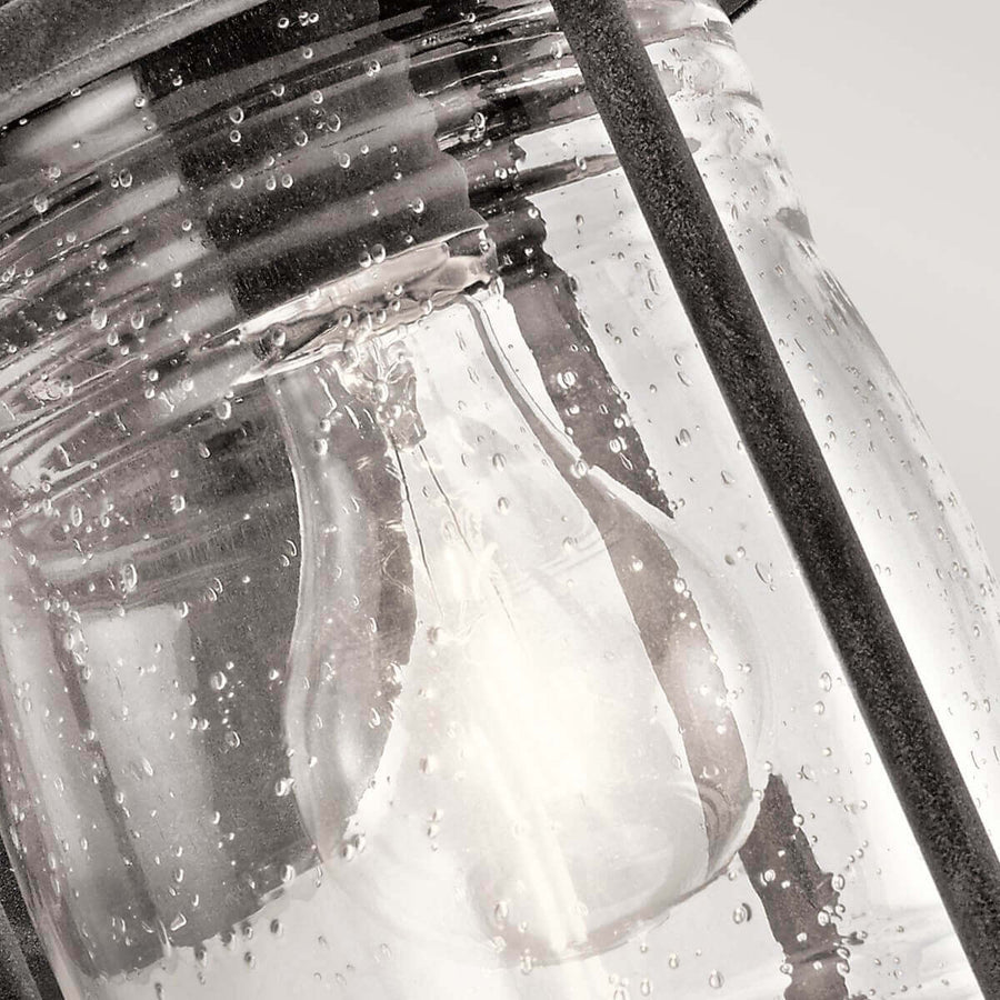 Gros plan sur l'ampoule et le verre strié couvert de gouttelettes