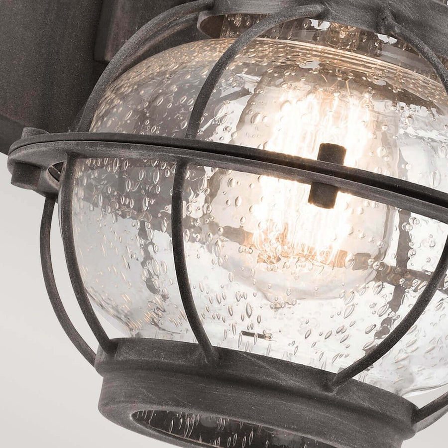 Vue rapprochée du verre bullé et de la cage métallique