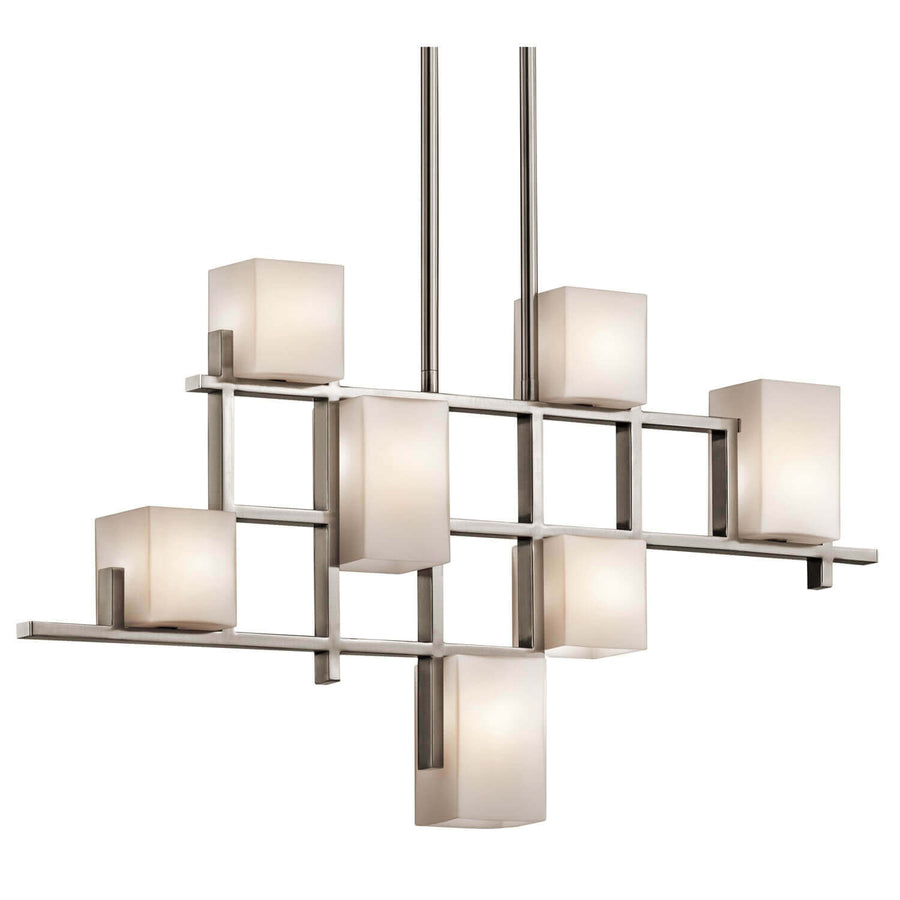 Lustre sept lumières à structure géométrique en métal brossé et abat-jours cubiques blancs opalins