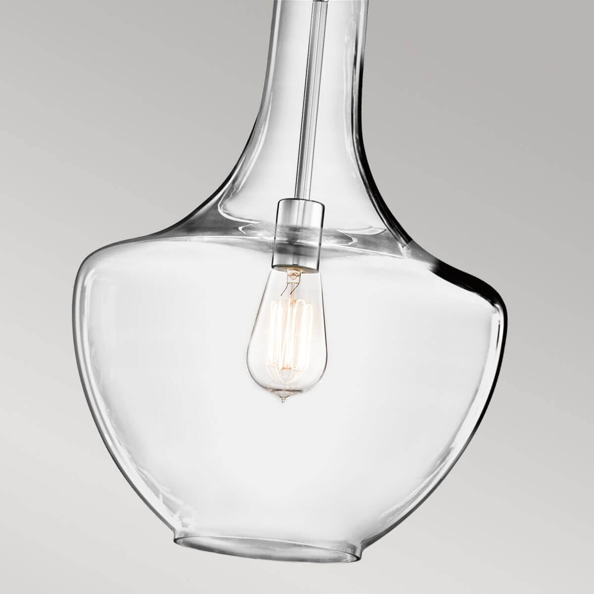 Plan serré sur la partie inférieure du luminaire en verre et l'ampoule