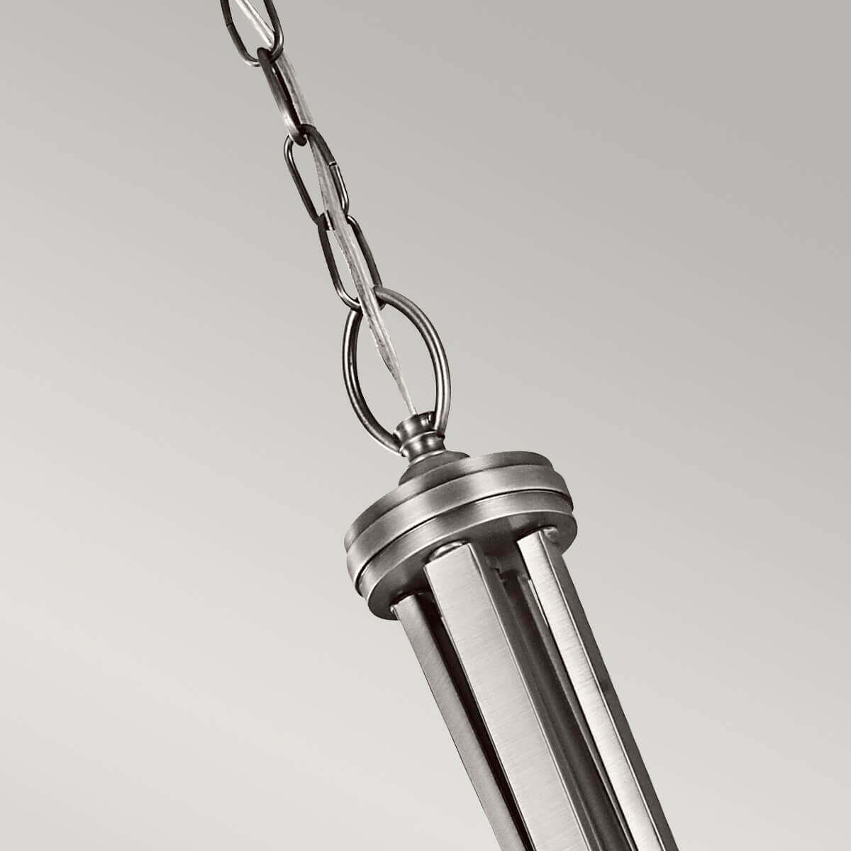 Détail du maillon de chaîne et de la fixation métallique supérieure du luminaire.