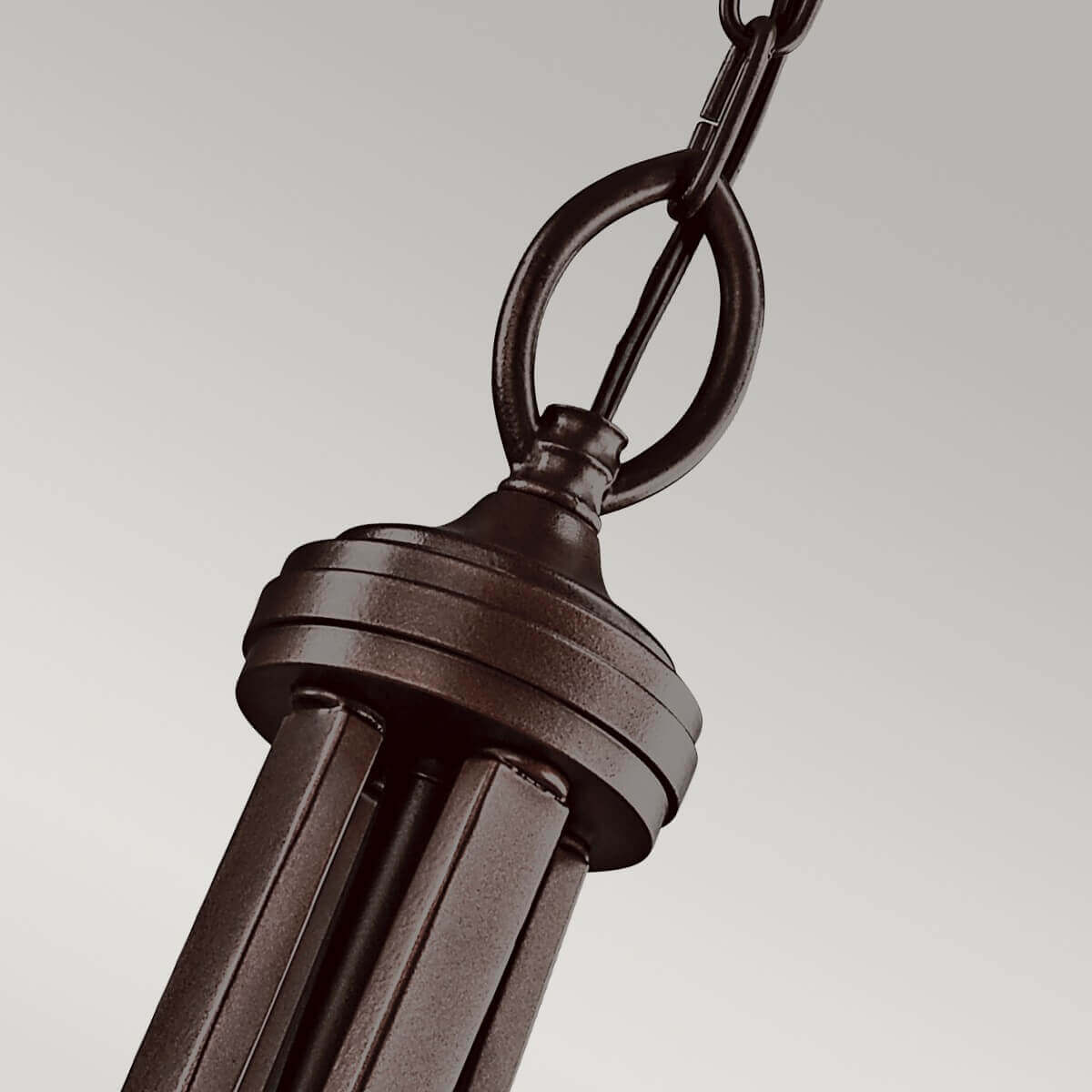Détail du sommet : anneau, maillons de chaîne et chapeau cylindrique en métal bronze.