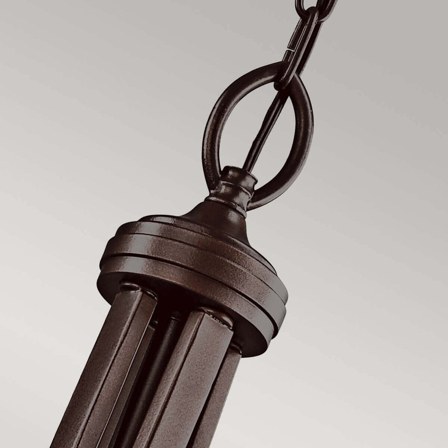 Détail du sommet : anneau, maillons de chaîne et chapeau cylindrique en métal bronze.