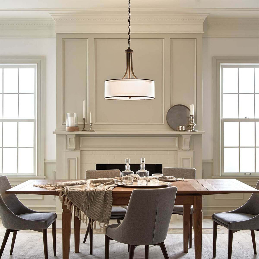 Mise en ambiance salle à manger : suspension unique suspendue au-dessus de la table en bois.