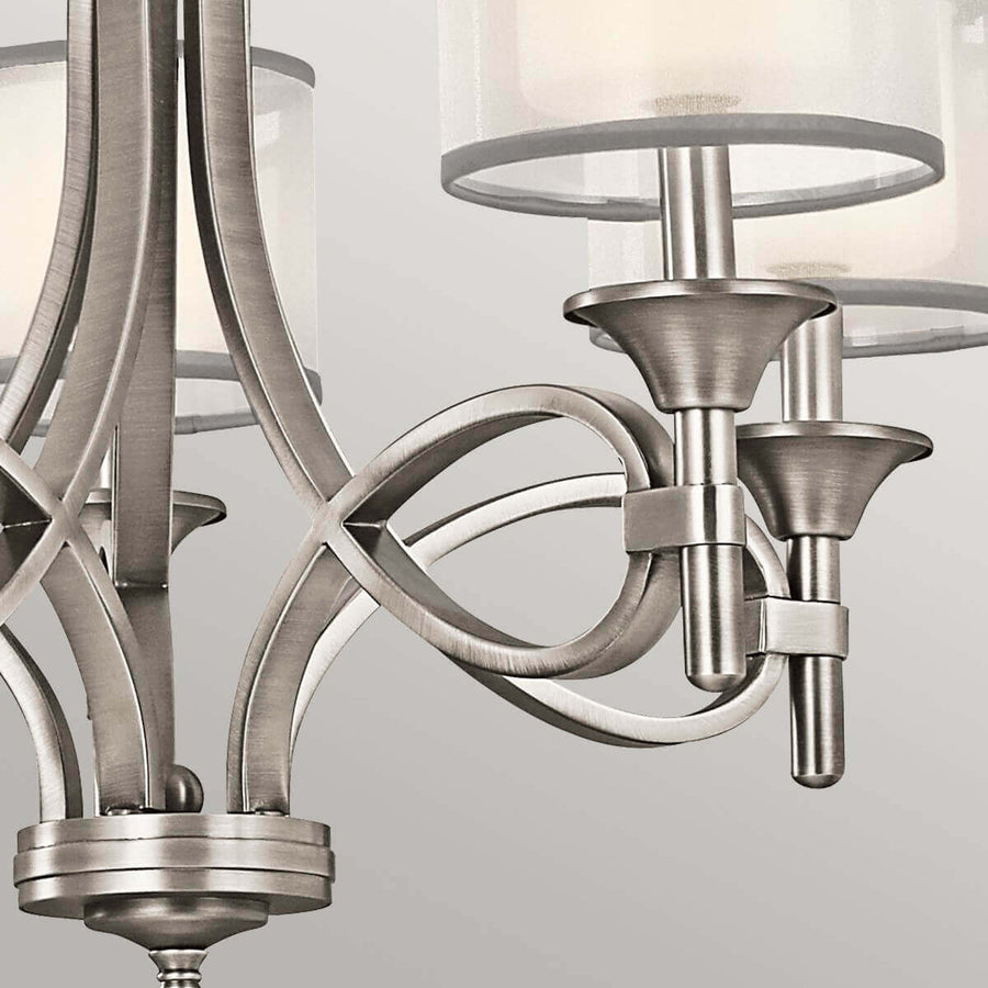 Gros plan des boucles décoratives et tiges filetées tenant les abat-jours