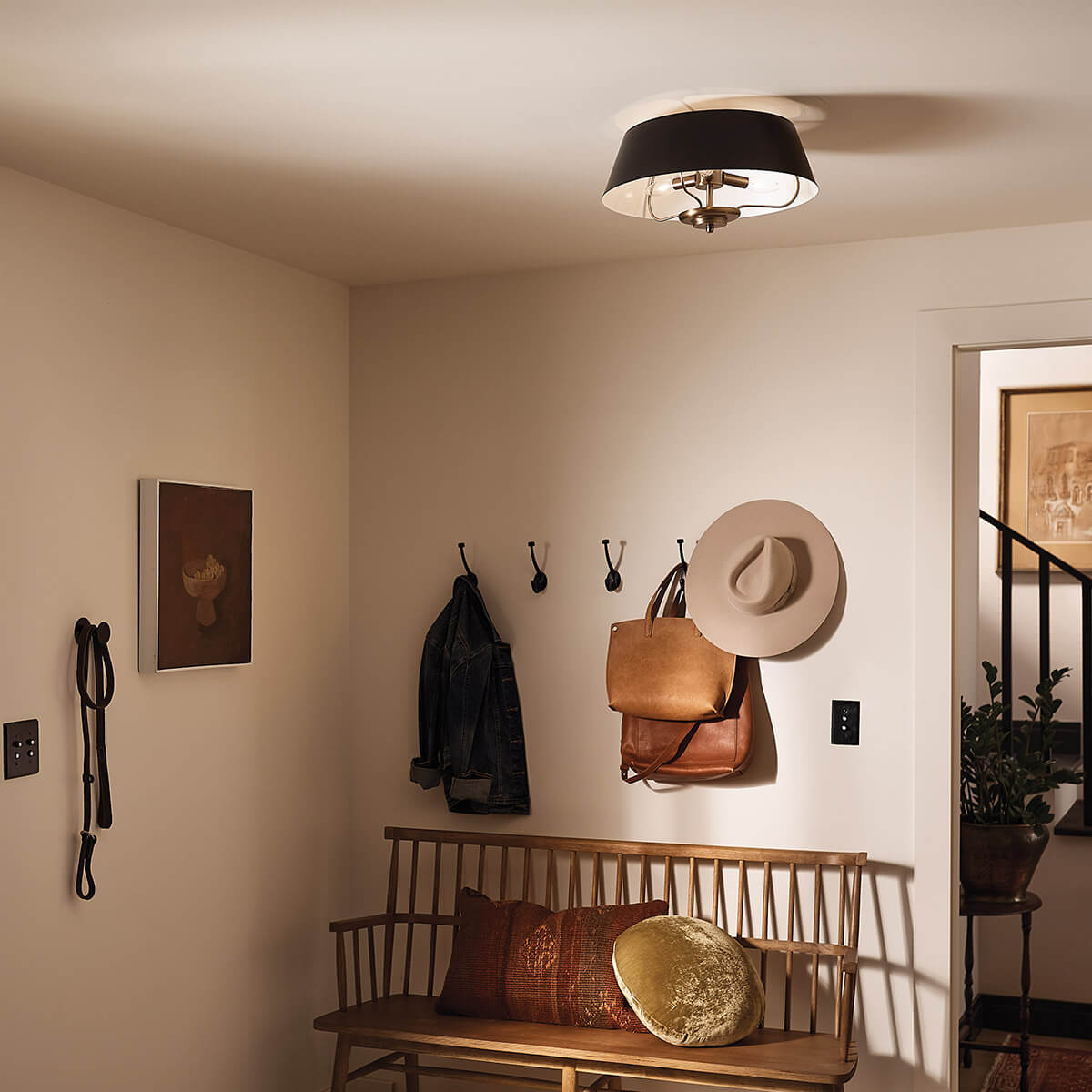 Mise en ambiance du luminaire installé au plafond dans une entrée chaleureuse.