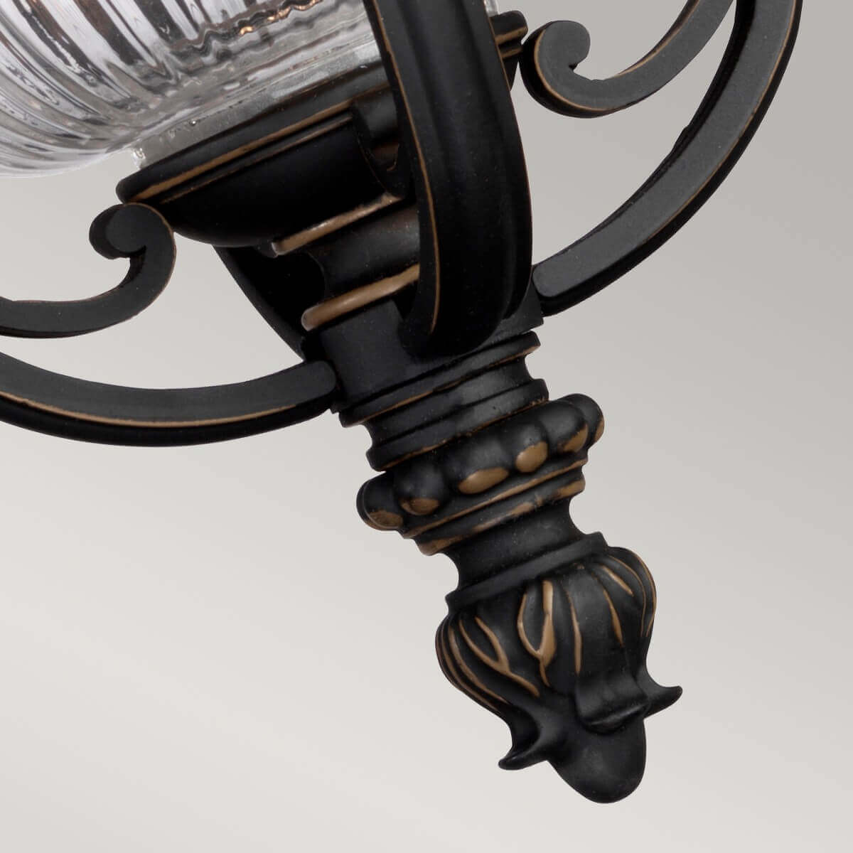 Détail de la pointe inférieure ouvragée et des volutes du panier