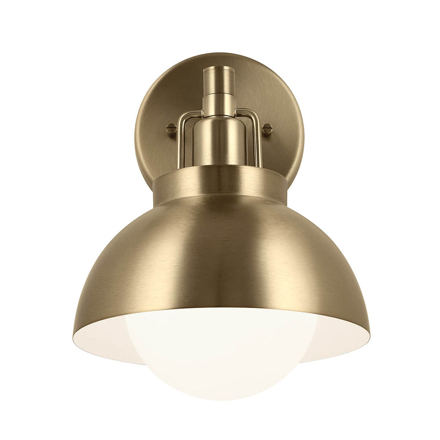 Vue de face de l'applique, abat-jour bombé et globe de verre blanc