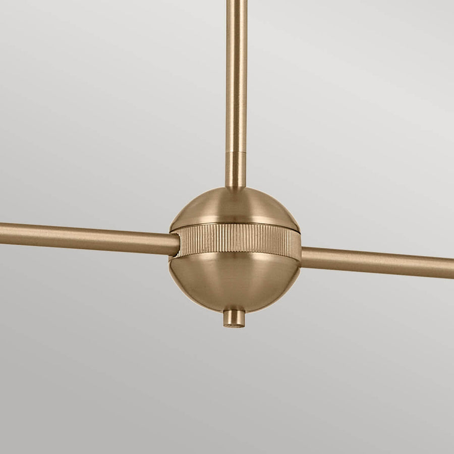 Détail de la sphère centrale en bronze moleté reliant les deux bras horizontaux.