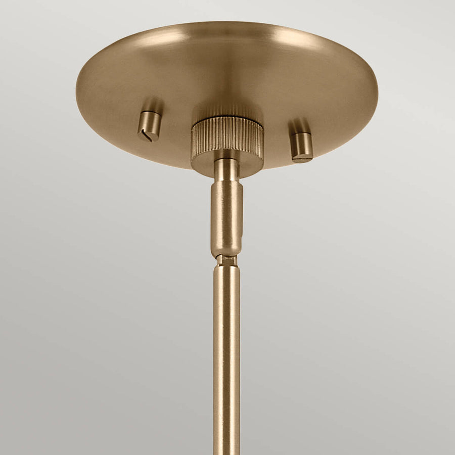 Détail de la rosace de plafond bronze et de la tige de suspension