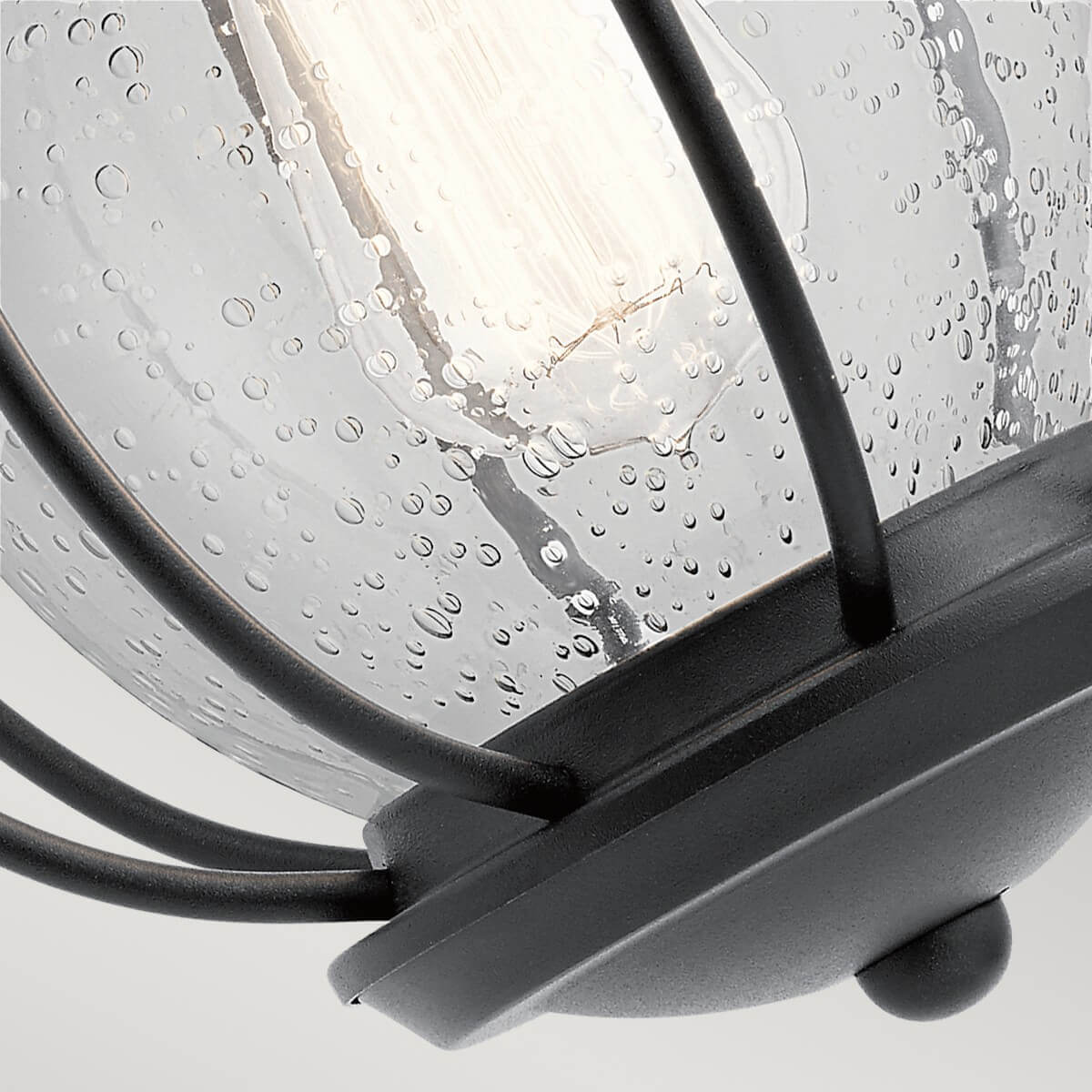 Détail du bas du globe, ampoule allumée et finition noire mate