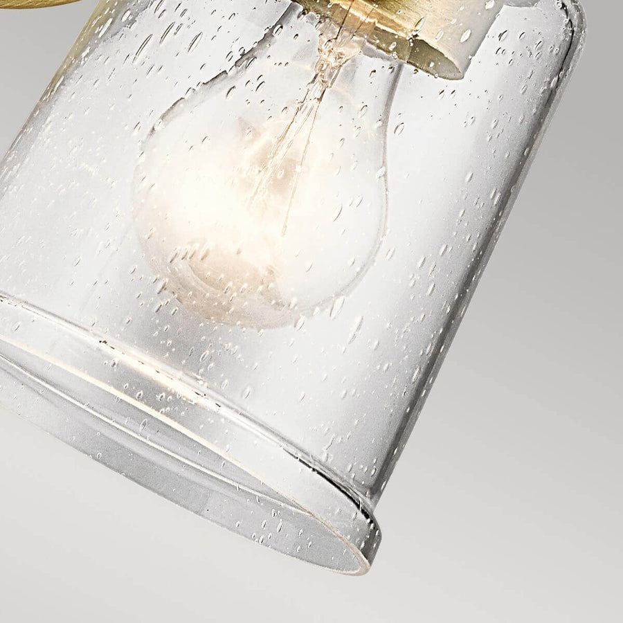 Gros plan du verre soufflé à bulles avec ampoule allumée dedans